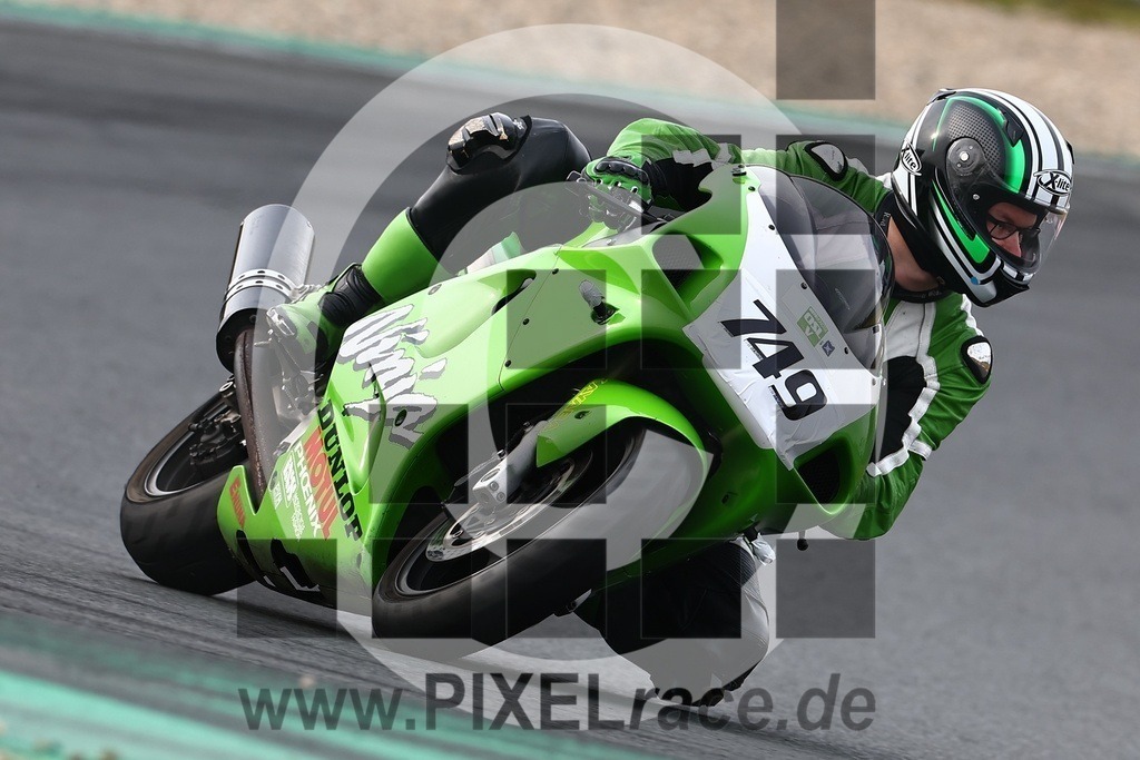 0749-20240913_04371 | Schöne Erinnerungen an spannende Momente - das festzuhalten ist unser Job. PIXELrace.de ist seit 2003 auf den Rennstrecken Europas unterwegs um die Action draußen beim Fahren und die wunderbare Stimmung imm Fahrerlager für euch einzufangen.