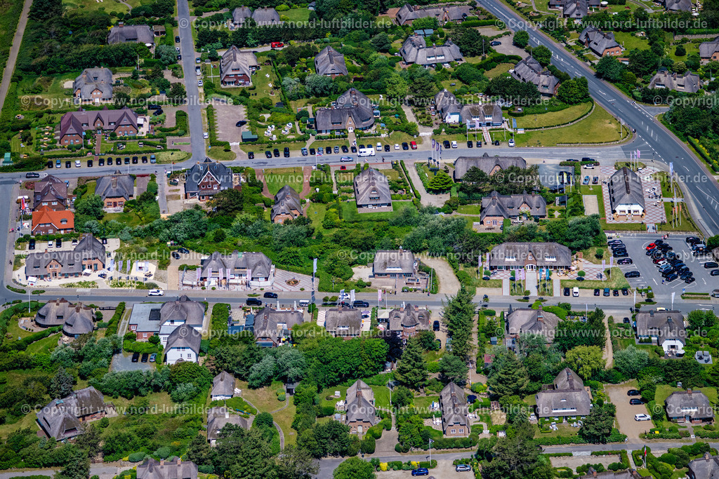 Sylt_Kampen_Strönwai_Kurhausstrasse_ELS_0913210625 | KAMPEN (SYLT) 21.06.2025 Ortsansicht an der Meeres-Küste in Kampen Strönwai und Kurhausstraße (Sylt) auf der Insel Sylt im Bundesland Schleswig-Holstein, Deutschland. // View of the sea coast in Kampen Stroewai and Kurhausstrasse (Sylt) on the island of Sylt in the federal state of Schleswig-Holstein, Germany. Foto: Martin Elsen