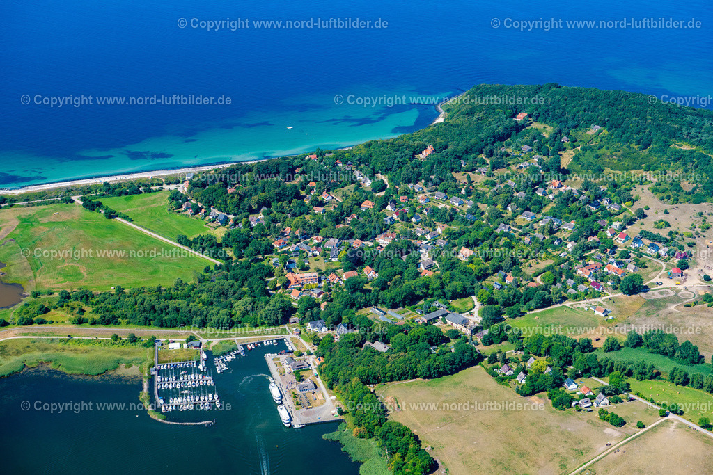 Hiddensee_Klosters_ELS_8210100822 | INSEL HIDDENSEE 10.08.2022 Ortsansicht von Kloster an der Ostseeküste auf der Insel Hiddensee im Bundesland Mecklenburg-Vorpommern. // Townscape of Kloster on the seacoast of the Baltic Sea on the island Hiddensee in the state Mecklenburg - Western Pomerania. Foto: Martin Elsen