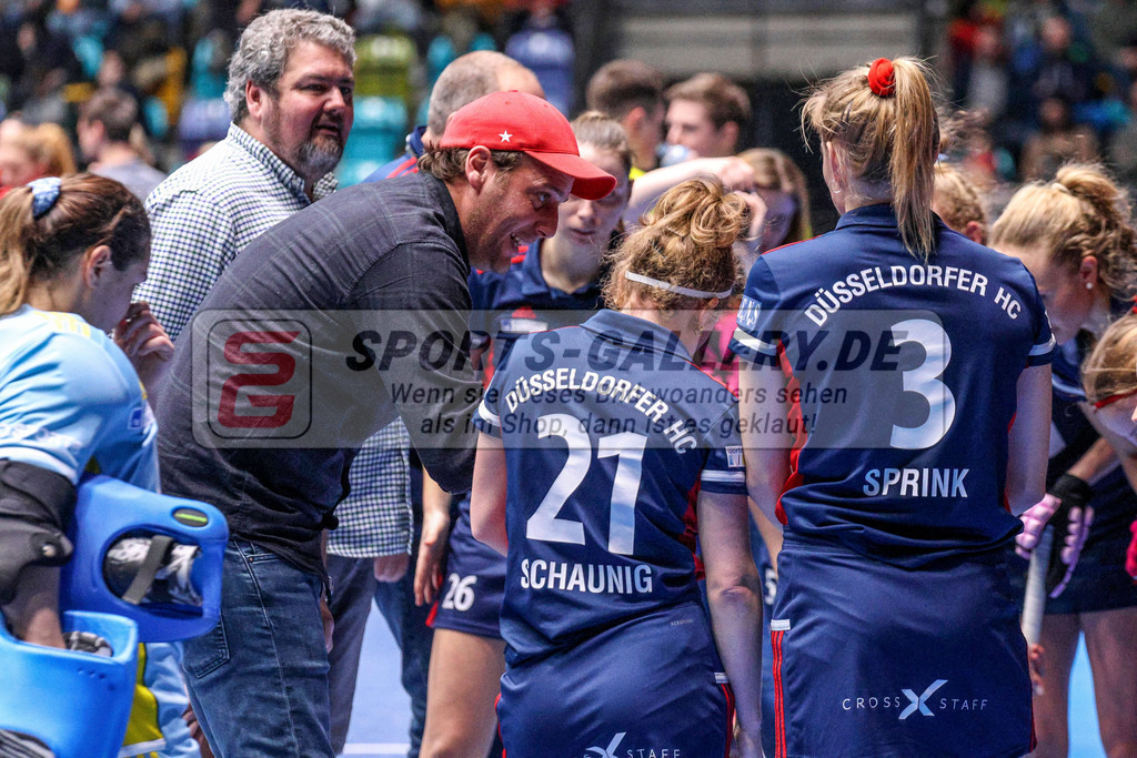 MJ_20230204-DHC-Alster-Finale W-38 | Tobias Junggebauer (Trainer Düsseldorfer HC), Maike Schaunig (Düsseldorfer HC #21) & Annika Marie Sprink (Düsseldorfer HC #3), Düsseldorfer HC - Der Club an der Alster am 5.2.2023 in der Ballsporthalle, Frankfurt am Main
