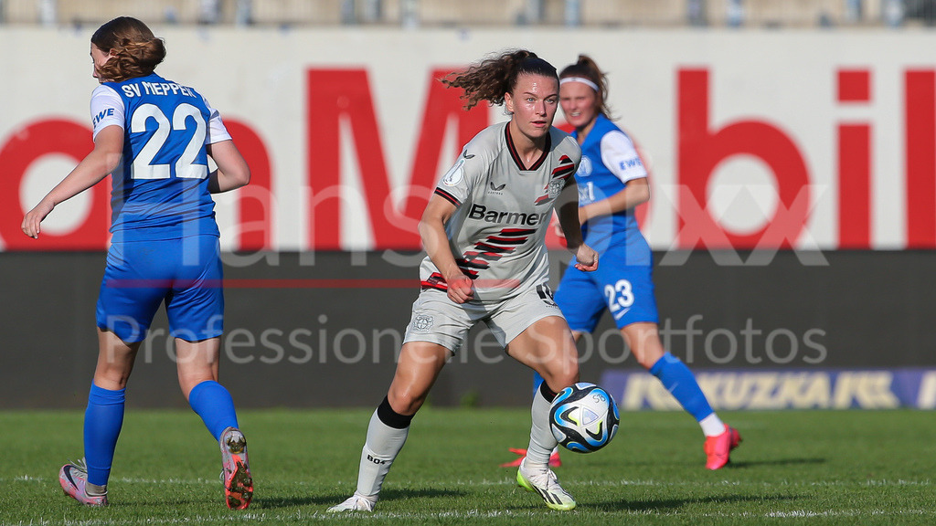 Fussball, DFB-Pokal Frauen, SV Meppen - Bayer 04 Leverkusen | v.li.: Synne Skinnes Hansen (Bayer 04 Leverkusen, 10) am Ball, Einzelbild, Ganzkörper, Aktion, Action, Spielszene, DIE DFB-RICHTLINIEN UNTERSAGEN JEGLICHE NUTZUNG VON FOTOS ALS SEQUENZBILDER UND/ODER VIDEOÄHNLICHE FOTOSTRECKEN. DFB REGULATIONS PROHIBIT ANY USE OF PHOTOGRAPHS AS IMAGE SEQUENCES AND/OR QUASI-VIDEO.