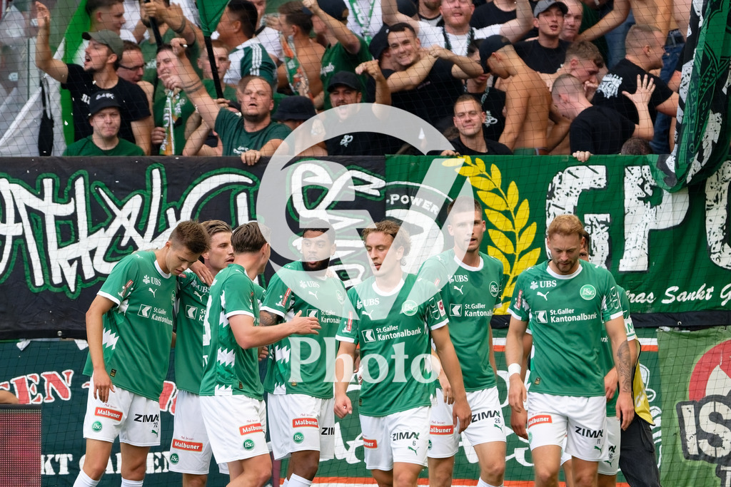 Brack Super League - Servette FC v FC Saint-Gall | Willem Geubbels (9 FC Saint-Gall) celebrates after scoring his team's second goal with teammates during the Brack Super League match between Servette FC and FC Saint-Gall at Stade de Geneve in Geneva, Switzerland