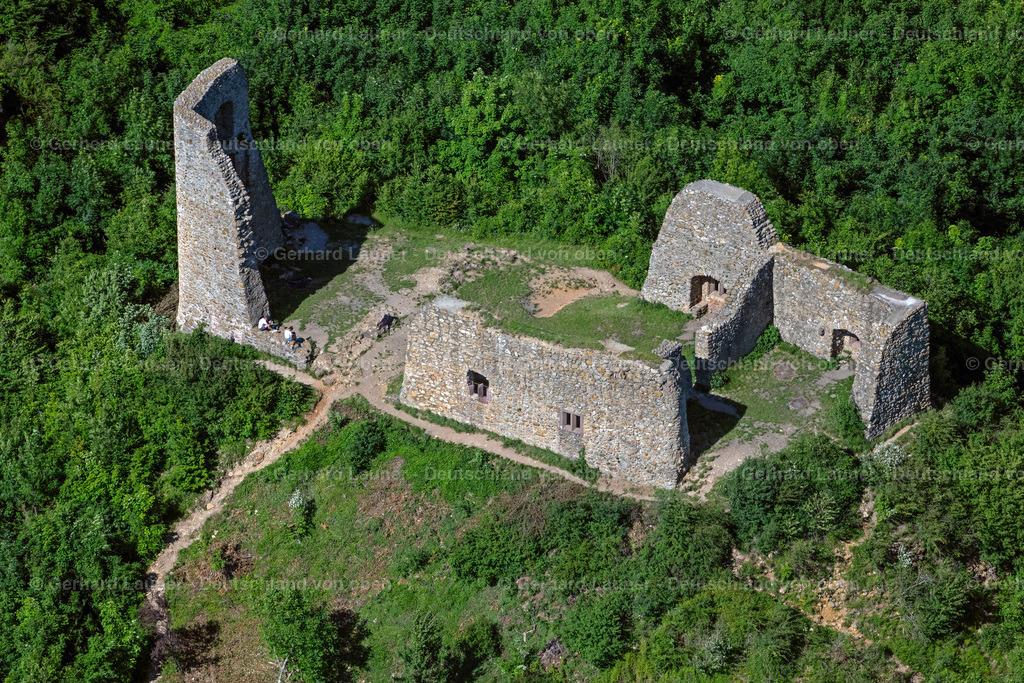 4033680 | EBRINGEN 30.06.2020 Ruine und Mauerreste der ehemaligen Burganlage und Feste " Burgruine Schneeburg " im Ortsteil Sankt Georgen in Ebringen im Bundesland Baden-Württemberg, Deutschland. // Ruins and vestiges of the former castle and fortress " Burgruine Schneeburg " in the district Sankt Georgen in Ebringen in the state Baden-Wurttemberg, Germany. Foto: Gerhard Launer