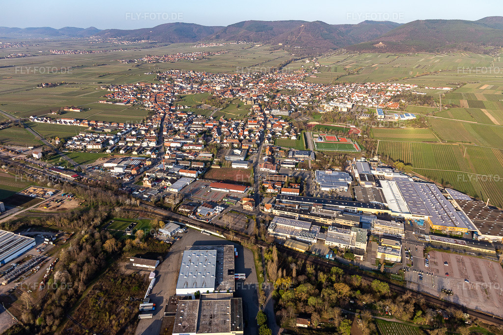Luftbild: der vom Haardtrand des Pfälzerwalds umgebenen Rheinebene in Edenkoben im Bundesland Rheinland-Pfalz in Deutschland. Foto: IMG_126359.jpg vom 04.04.2021 durch Werner Riehm/FLY-FOTO.de