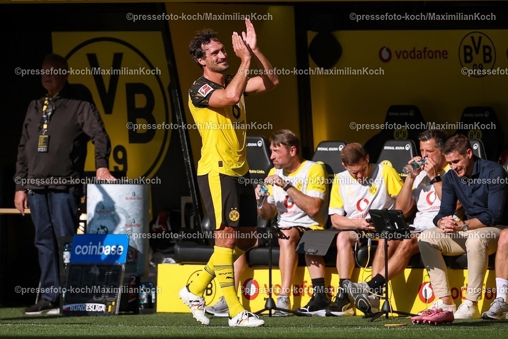 BVB10082501028 | 10.08.2025, Fußball, Borussia Dortmund - Juventus Turin, Testspiel, Signal Iduna Park, Saison 2025 2026: Mats Hummels (ehem. BVB Spieler) wird ausgewechselt. Niklas Süle&nbsp;(BVB #25) kommt auf das Spielfeld Verabschiedung Abschiedsspiel   DFB regulations prohibit any use of photographs as image sequences and or quasi-video.