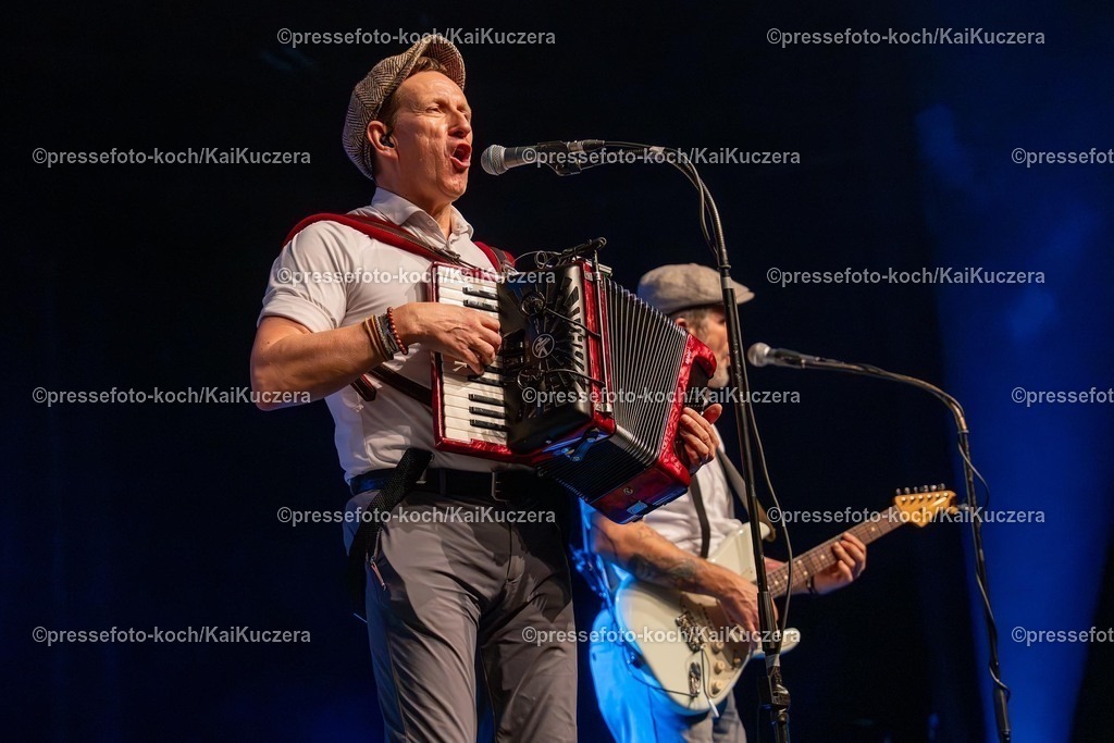 KKU25012501181 | 25.01.2025, xkkux, Düsseldorf, Karnevalsveranstaltung - Die Lachende in der Mitsubishi Electric HALLE. Die Band Klüngelköpp performt bei Ihrem Auftritt. Robert Kowalak
