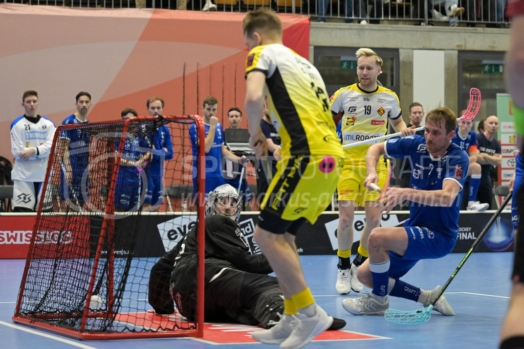 Zug United vs HC Rychenberg - 22. February 2025 | Zug United vs HC RychenbergSporthalle Wankdorf, BernNoah Püntener (#19 HC Rychenberg Winterthur) spielt den Pass zum 0:4 durch Claudio Mutter (#13 HC Rychenberg Winterthur).Bild: Sportfotografie Markus Aeschimann | www.markus-aeschimann.ch - Realisiert mit Pictrs.com