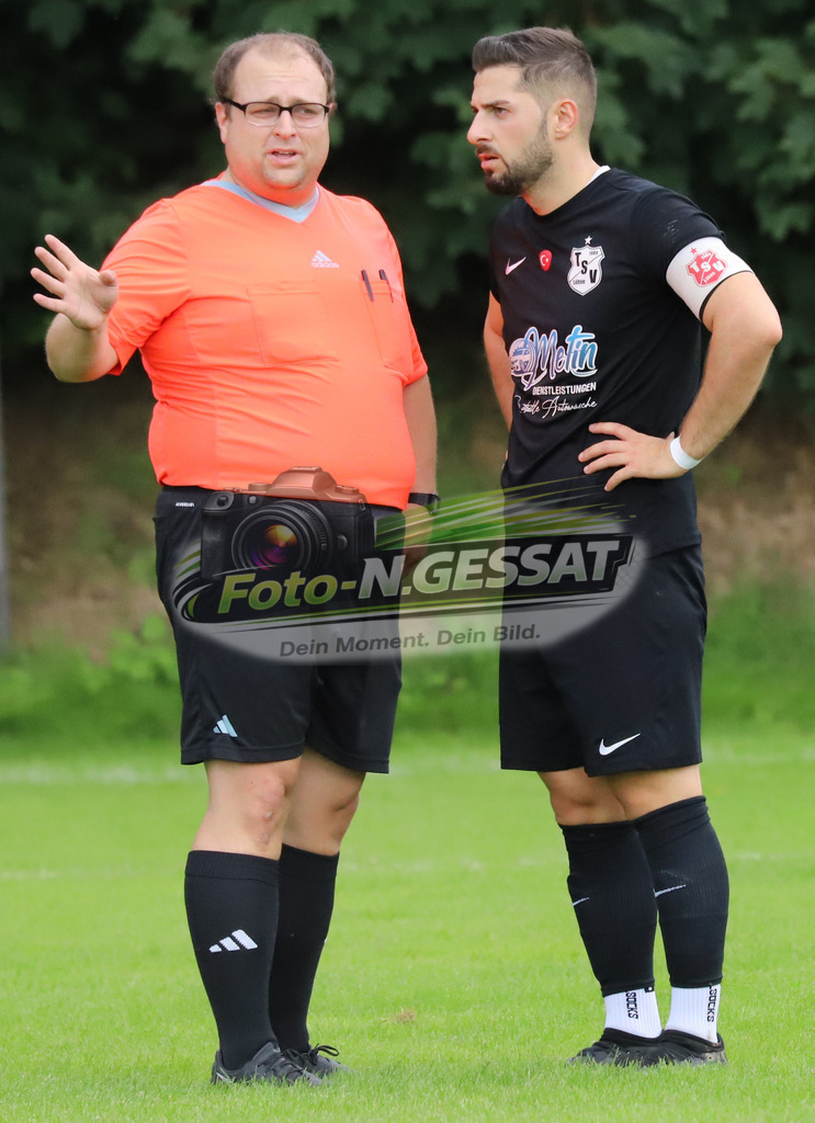 International Bünde - TSV Löhne | Auf dem Bild zu sehen: Schiedsrichter: Sven Ossenbeck ; schwarz TSV Löhne: Serkan KayaInternational Bünde, TSV Löhne, Saison 25/26, Kreispokal, Muckum, Deutschland - Realisiert mit Pictrs.com