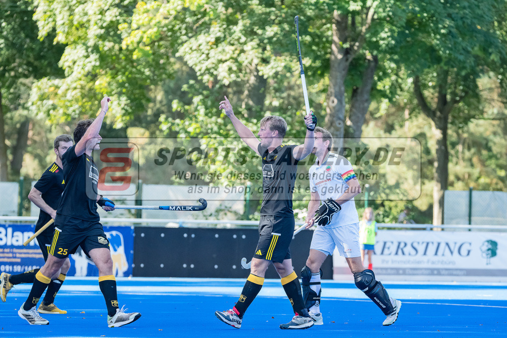 HK_20231001_104970 | 1.Bundesliga Herren Crefelder HTC - Harvestehuder THC am 1.10.2023 CHTC, Krefeld , Körper Michael ( Harvestehuder THC #9 ) , Niklas Reuter ( Harvestehuder THC )