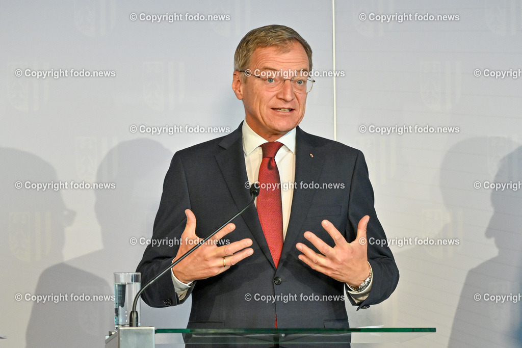 Pressekonferenz_ Land Ooe_  Oesterreichs erstes KI-Zertifizierungszentrum startet in Ooe_ 27.07.2023-6 | 27.07.2023, OK Mediendeck Linz, AUT, Pressekonferenz Stelzer,Achleitner,Haas,Manz - Oesterreichs erstes KI-Zertifizierungszentrum startet in Ooe, TUEV Austria und Software Competence Center Hagenberg eroeffnen gemeinsamen KI-Test- und Qualifizierungshub, im Bild LH Thomas Stelzer (VP)