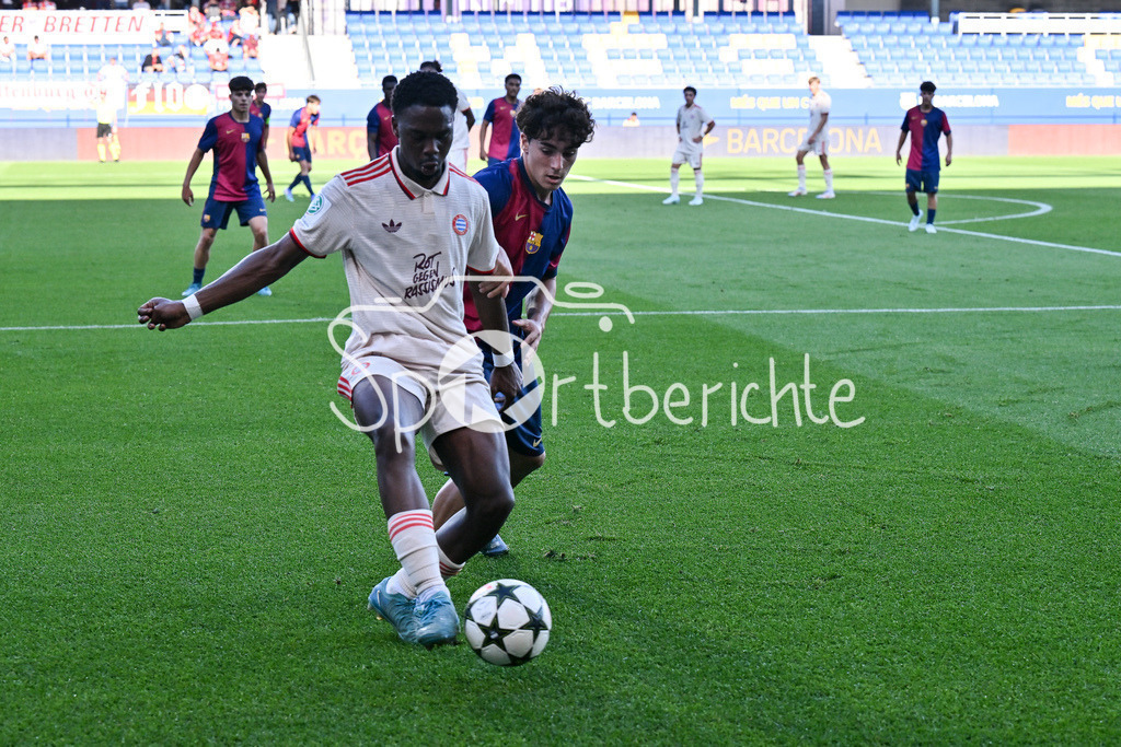 FC Barcelona U19 - FC Bayern München U19 | im Duell Michael SCOTT (FCB #11) und Jan VIRGILI (FC Barcelona U19 #7) / Zweikampf / UEFA Youth League: FC Barcelona U19 - FC Bayern München U19, Estadi Johan Cruyff am am 23.10.2024