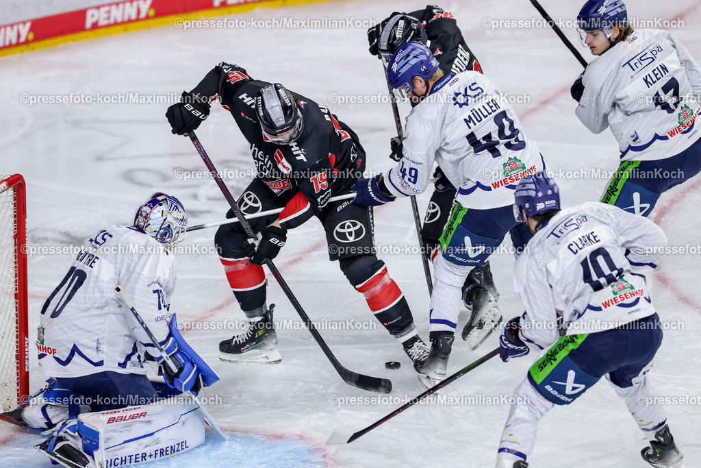 KEC22122401006 | 22.12.2024, Eishockey, DEL, Kölner Haie - Straubing Tigers, Spieltag 29, Lanxess-Arena Köln: Louis-Marc Aubry (Kölner Haie #15) gegen Marcel Müller (Straubing Tigers #49) vor dem Tor von Goalie Zane McIntyre (Straubing Tigers #70)