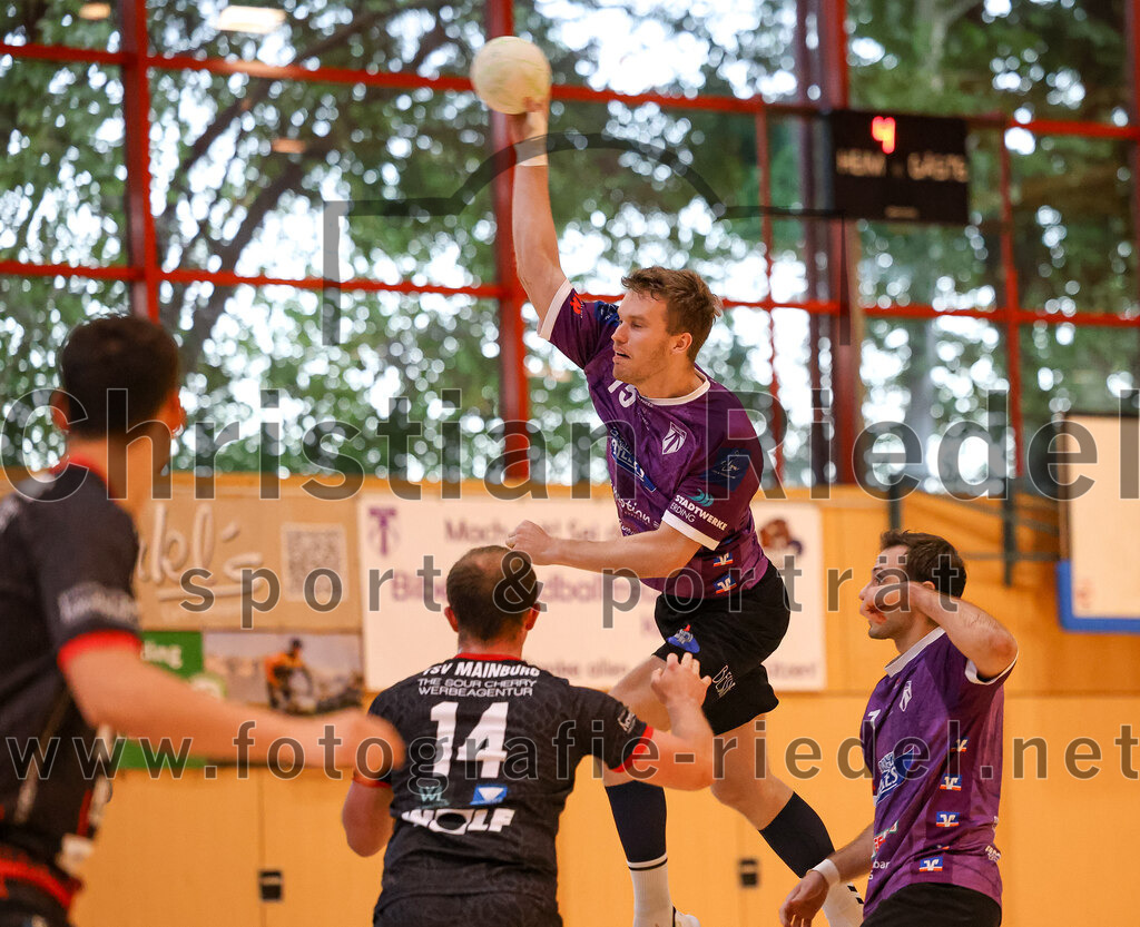 2024-09-21_053_SpVgg_Altenerding_gegen_TSV_1861_Mainburg | Erding, Deutschland, 21.09.2024:Handball, Bezirksoberliga Männer 2024 / 2025, 1. Spieltag, SpVgg Altenerding gegen TSV 1861 Mainburg, Endergebnis: 36:20Maximilian Altmann (TSV 1861 Mainburg, #14), Ferdinand Menzel (SpVgg Altenerding, #75), Simon Rüdiger (SpVgg Altenerding, #7)Foto: Christian Riedel / fotografie-riedel.net