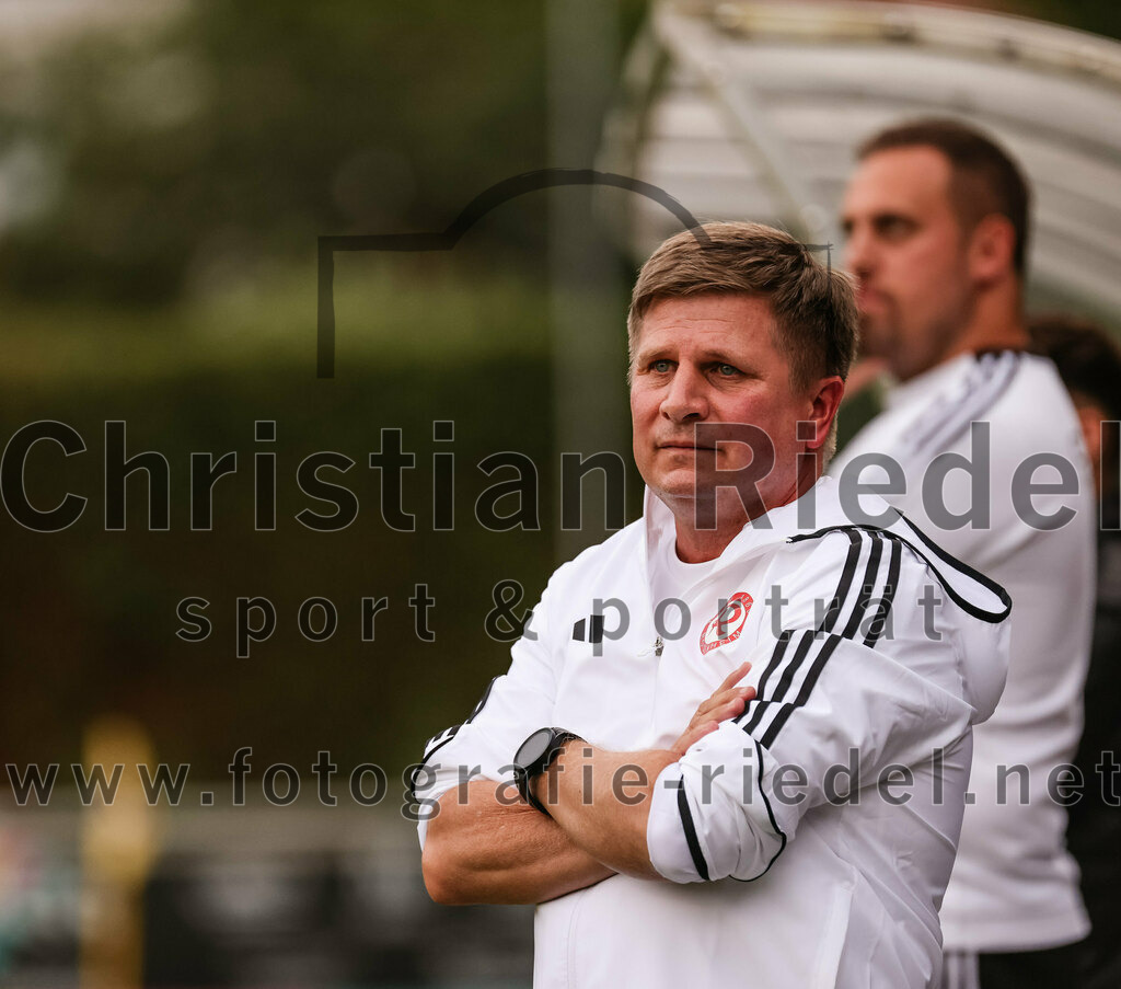 2023-07-28_092_FC_Schwaig_gegen_TSV_1860_Rosenheim | Oberding, Deutschland, 28.07.2023:
Fußball, Landesliga Südost 2023 / 2024, 3. Spieltag, FC Schwaig gegen TSV 1860 Rosenheim, Endergebnis: 1:1

Trainer Wolfgang Schellenberg (TSV 1860 Rosenheim)

Foto: Christian Riedel / fotografie-riedel.net