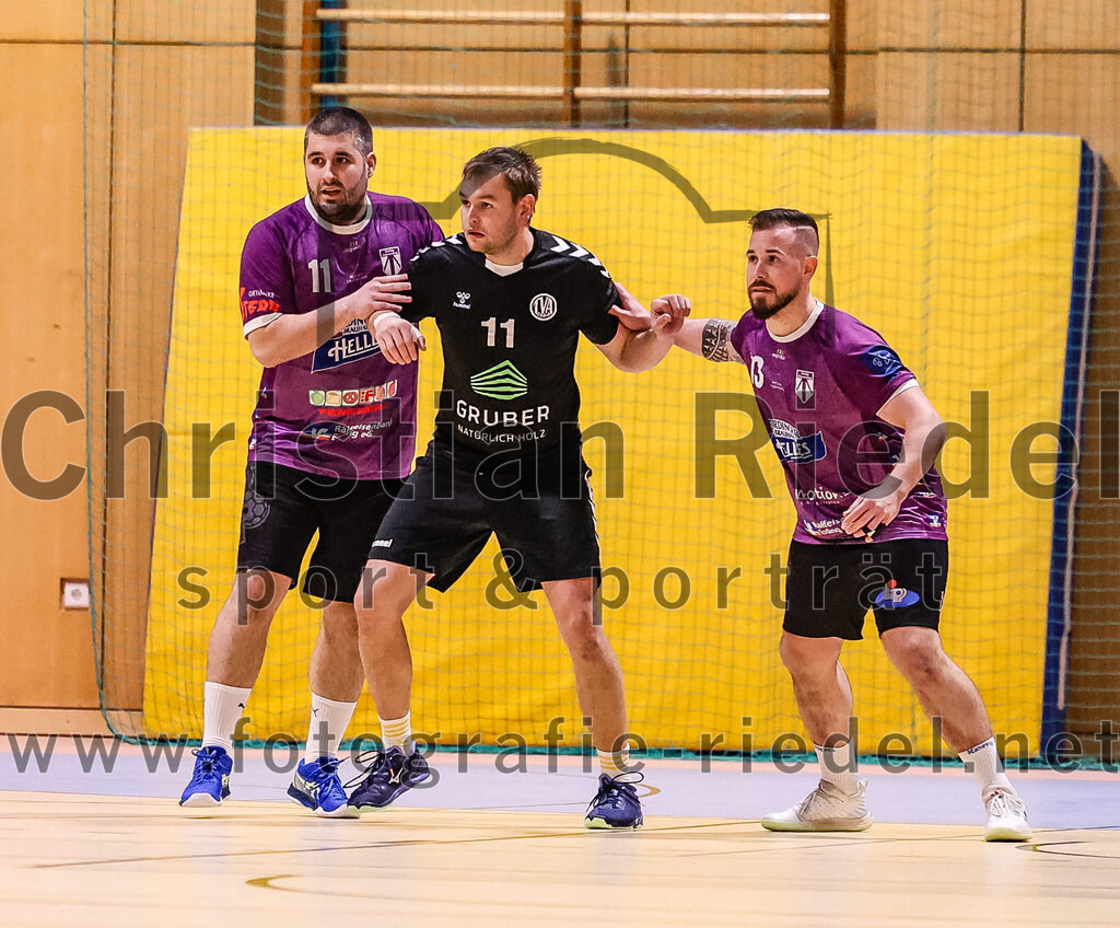 2024-11-09_005_SpVgg_Altenerding_gegen_TV_Altoetting | Erding, Deutschland, 09.11.2024:Handball, Bezirksoberliga Männer 2024 / 2025, 6. Spieltag, SpVgg Altenerding gegen TV Altötting, Endergebnis: 26:22Christian Loris (SpVgg Altenerding, #11), Tobias Huber (TV Altötting, #11), Sebastian Forster (SpVgg Altenerding, #13)Foto: Christian Riedel / fotografie-riedel.net