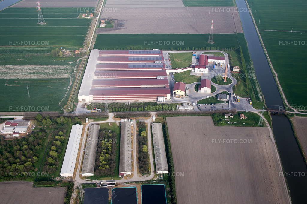 Aerial view: View of the town in Codigoro in the state Ferrara, Italy. – Photo: IMG_087325.jpg taken on 04/05/2016 by Werner Riehm/FLY-FOTO.com – Resolution of the original: 5472 x 3648 px