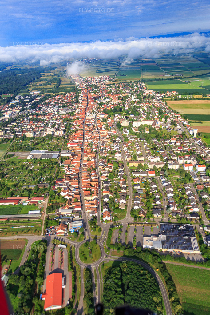 Luftbild: Rheinstr(B427) von Osten in Kandel im Bundesland Rheinland-Pfalz in Deutschland. Foto: IMG_090020.jpg vom 26.06.2016 durch Werner Riehm/FLY-FOTO.de
