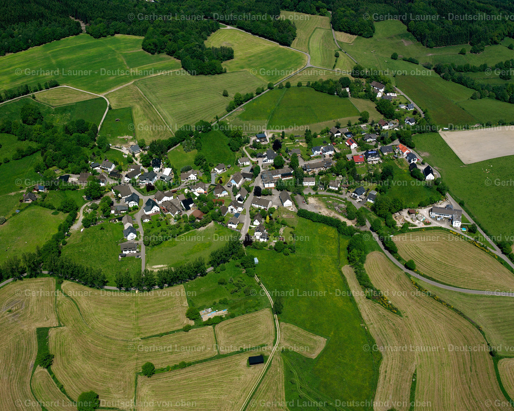 2632067 | Wilkenberg VALBERT 25.08.2016 Landwirtschaftliche Nutzflächen und Feldgrenzen  umsäumen das Siedlungsgebiet des Dorfes in Valbert im Bundesland Nordrhein-Westfalen, Deutschland // Agricultural land and field boundaries surround the settlement area of the village  in Valbert in the state North Rhine-Westphalia, Germany Foto: Gerhard Launer