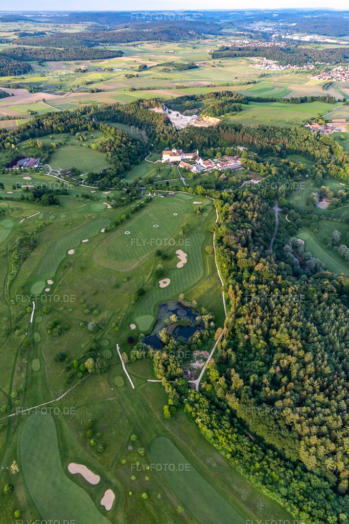 Luftbild: Der Country Club Schloss Langenstein - Der Golfplatz am Bodensee im Ortsteil Orsingen in Orsingen-Nenzingen im Bundesland Baden-Württemberg in Deutschland. Foto: IMG_131856.jpg vom 25.05.2022 durch Werner Riehm/FLY-FOTO.deTurniere & Veranstaltungen | GC Schloss Langenstein