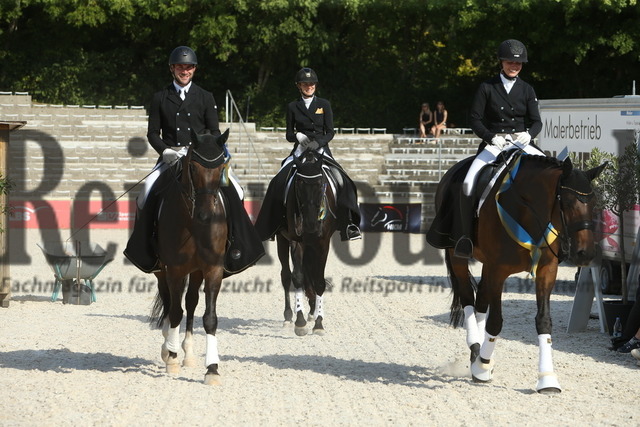Marbach_2022_Dressurprüfung_Kl.S_Finale_Süddeutsches_Berufsreiter-Championat_Ehrung_Bestes Pferd (28) | Alle Fotos der Reiterjournal Fotografin Doris Matthaes im Reiterjournal Online-Fotoshop. - Realisiert mit Pictrs.com