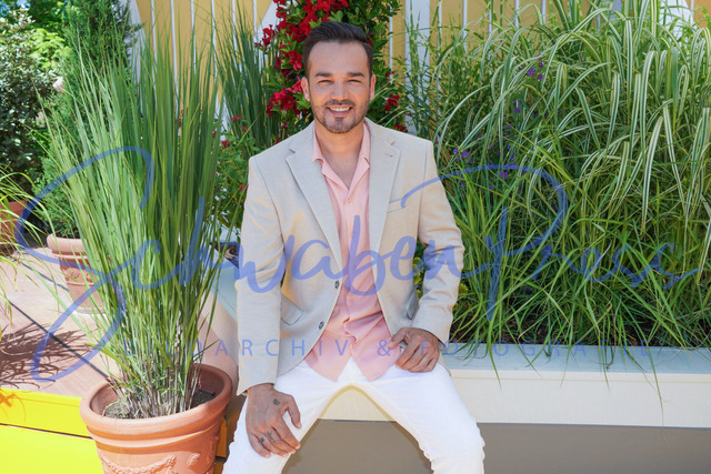 250623Ho5481 | Daniel Lopes - Immer wieder sonntags, Staffel 6

Ausverkauftes Haus und hochsommerliche Temperatur bei der Halbzeit Sendung von IWS, in der Veranstaltungsarena bei den Wasserwelten beim Europapark Rust. 

Deutschland, Rust, Europapark Rust, 25.06.2023