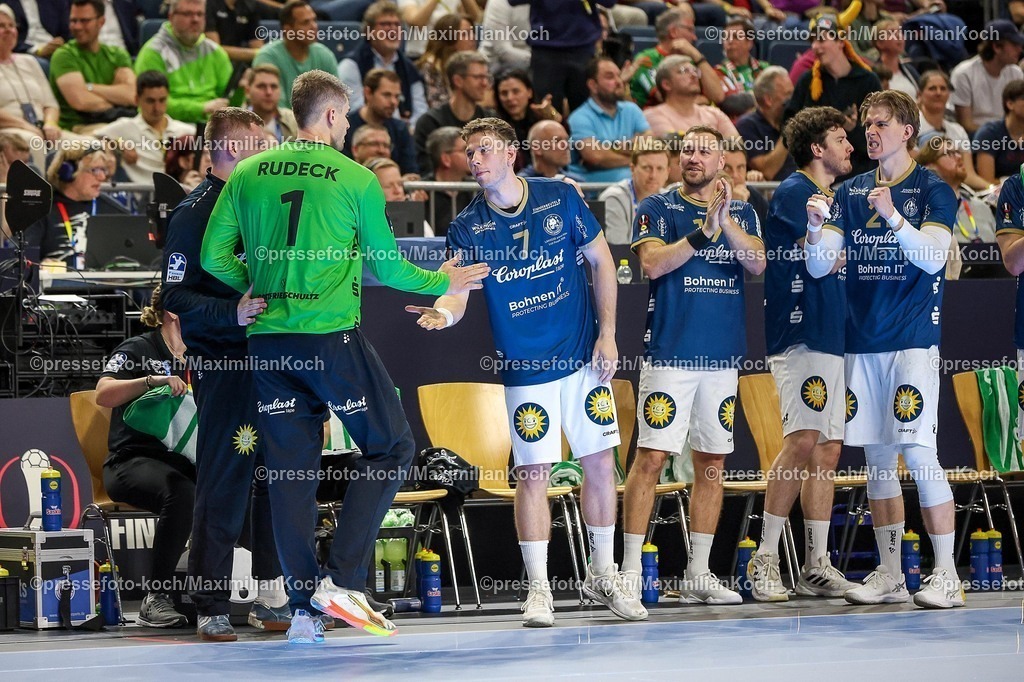 xSSCx18042602070 | 18.04.2026, xsscx, Handball, DHB-Pokal Lidl Final4, Halbfinale, Bergischer HC - SC Magdeburg, Saison 2025 / 2026 Herren, Lanxess Arena, Köln: Lukas Becher (Bergischer HC #07) beglückwünscht Christopher Rudeck (Bergischer HC #01) nach einenm gehaltenen Wurf Photo: xSandraxScherningxPressefotoKochx