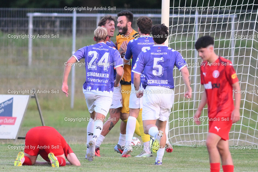 VfR Neumünster vs FC Kilia Kiel | Jubel beim VfR nach gehaltenem Elfmeter von Christopher Newe (VfR #25) gegen Tom Warncke (Kilia #5)/ Fußball-Oberliga Männer 2026/2027 / VfR Neumünster vs FC Kilia Kiel / Grümmi-Arena / Neumünster / 04.08.26 - Realisiert mit Pictrs.com