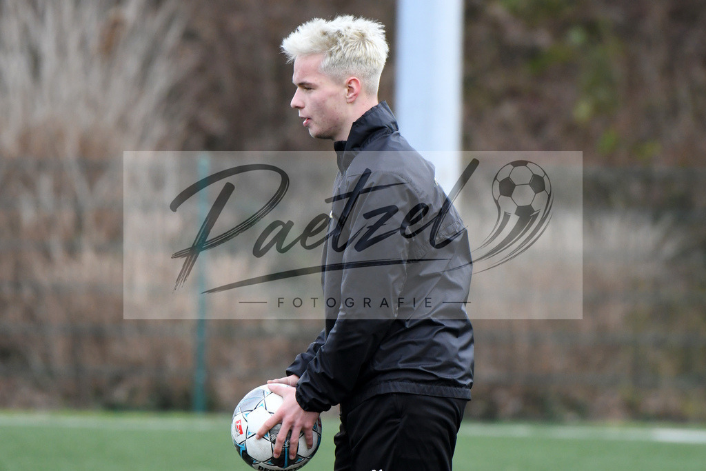 20200131_TRAOSN_0104 | Fußball, Herren: Niklas Schmidt (VfL Osnabrueck) schaut waehrend der Trainingseinheit des VfL Osnabrueck im Sportpark Illoshoehe am 31.01.2020 in Osnabrueck, Deutschland. - Realisiert mit Pictrs.com