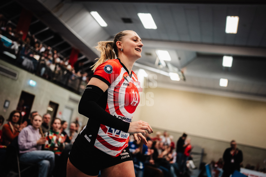 Volleyball | Frauen | Saison 2025/2026 | Volleyball Bundesliga | ETV Hamburger Volksbank Volleys vs. Binder Blaubären TSV Flacht | 06.12.2025 | Fiona Dittmann (#14, ETV Hamburger Volksbank Volleys) beim Einlauf in die Halle