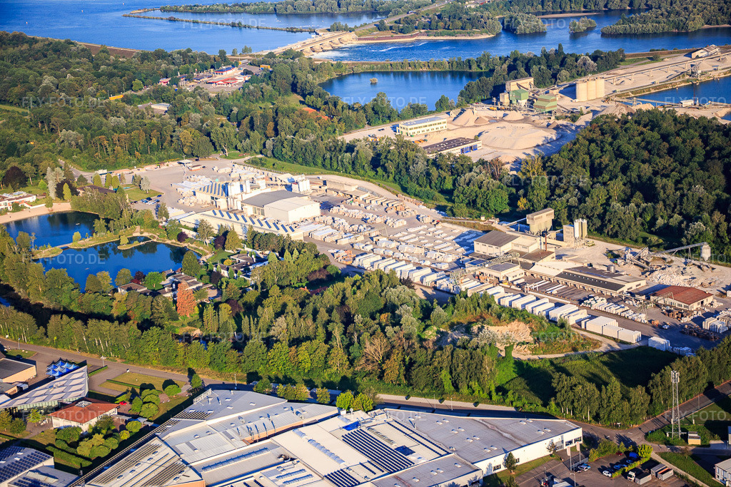 Luftbild: Industriegebiet Im Salmengrund mit Kieswerk Hermann Peter KG, Brunner GmbH und INTE-ROBA Bautechnik GmbH & Co. KG im Ortsteil Freistett in Rheinau im Bundesland Baden-Württemberg in Deutschland. Foto: IMG_093139.jpg vom 16.08.2016 durch Werner Riehm/FLY-FOTO.deWWW.HPF.DE
