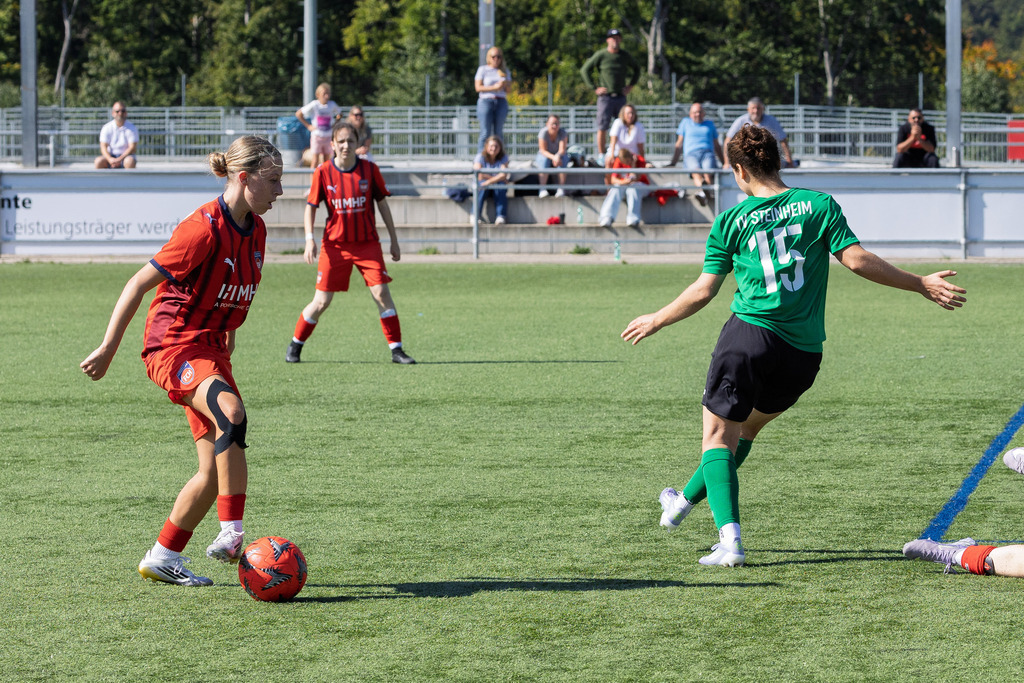 FCHSTE_250921_4828 | 1.FC Heidenheim 1846 II vs. TV Steinheim, Fußball, Frauen, Bezirksliga, 2025/2026, 2.Spieltag, 21.09.2025 in Heidenheim, Kunstrasen b. Voith-Arena West(Foto: Michael Bulling) - Realisiert mit Pictrs.com