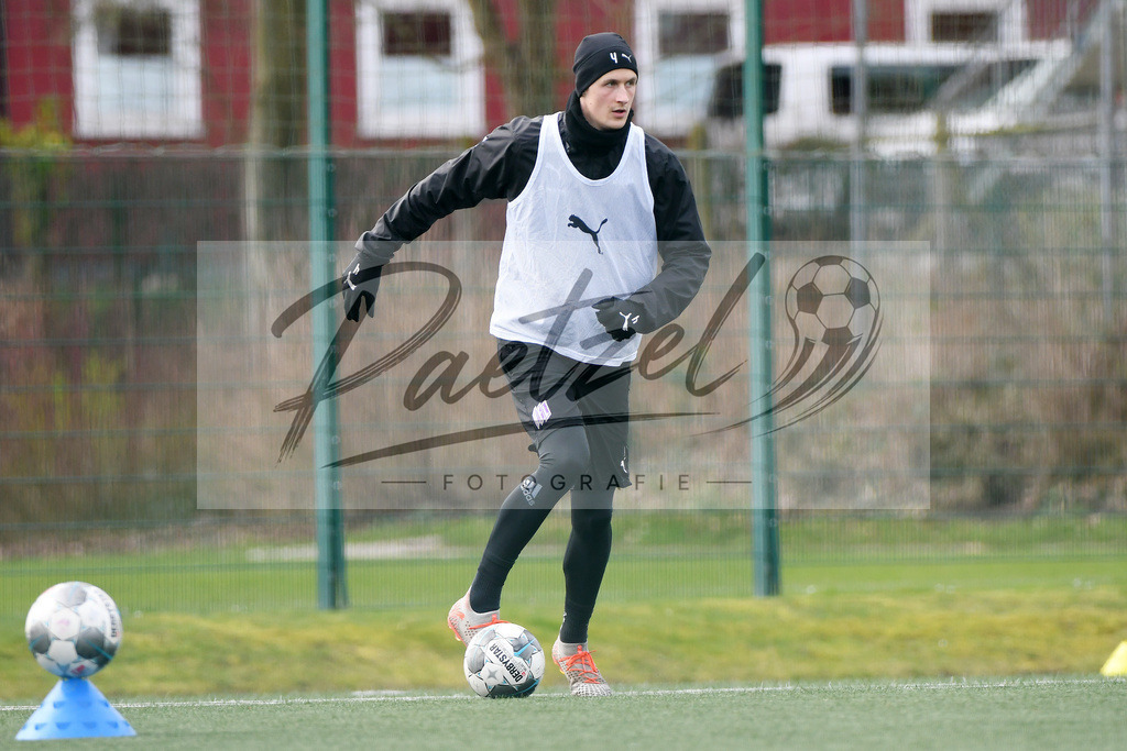 20200302_TRAOSN_0053 | Fussball, Herren: Lukas Gugganig (VfL Osnabrueck) in Aktion, am Ball, Einzelaktion waehrend der Trainingseinheit des VfL Osnabrueck im Sportpark Illoshoehe am 02.03.2020 in Osnabrueck, Deutschland. - Realisiert mit Pictrs.com