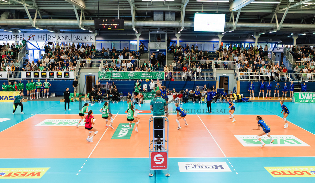 Volleyball, 1. Bundesliga Frauen, Hauptrunde, 1. Spieltag, Saison 2025/2026: USC Münster - SSC Palmberg Schwerin | 1. Bundesliga Frauen, Hauptrunde, 1. Spieltag, Saison 2025/2026, USC Münster empfängt SSC Palmberg Schwerin in der Sporthalle Berg Fidel in Münster. Foto: sportfotografie.ms | Markus Paletta - Realisiert mit Pictrs.com