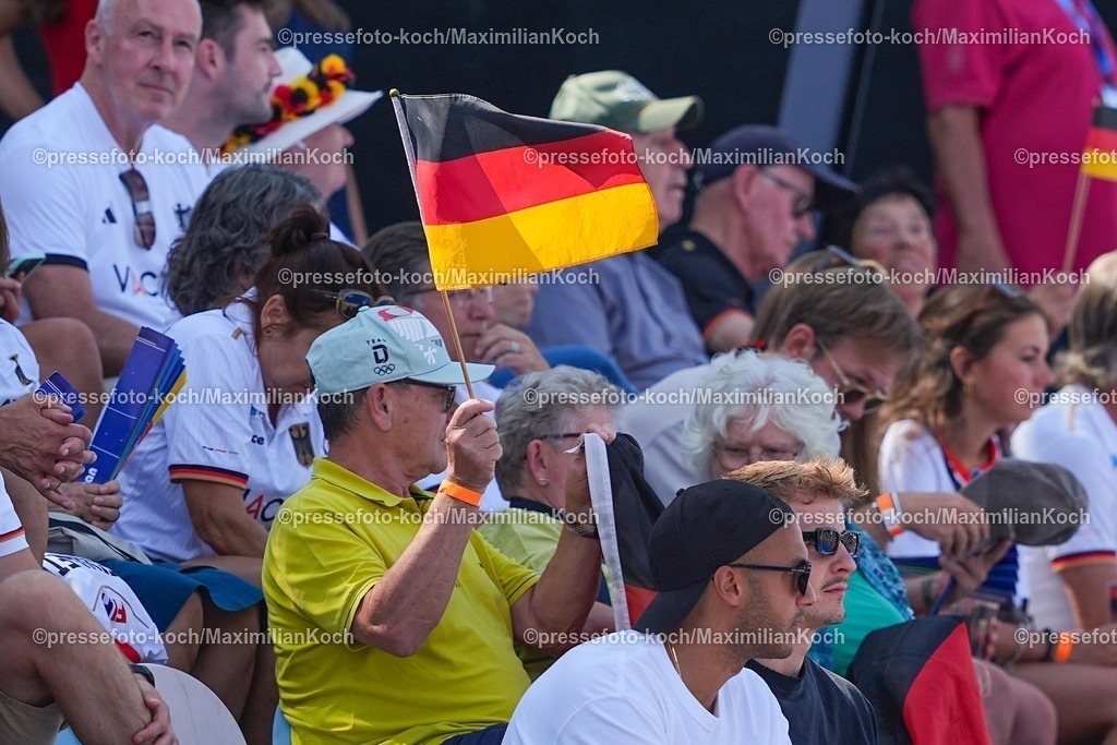 xydrx10082503059 | 10.08.2025, xydrx, Herren EuroHockey Championship 2025, Gruppenphase, Gruppe B, England - Deutschland, Sparkassenpark Mönchengladbach: Fahn schwenkt eine Deutschland Fahne, feature,