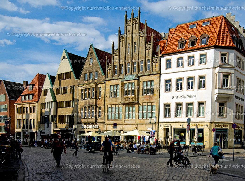Altstadt von Münster: Am Drubbel | Am Drubbel im Zentrum Münsters stehen historische Häuser, obwohl sie im Zweiten Weltkrieg durch Bomben stark zerstört wurden. Sie lenken zum Beispiel durch den schönen Treppengiebel den Blick auf sich, während die Passanten im Schatten auf Kopfsteinpflaster wandeln. On the Drubbel in the centre of Münster there are historical houses, although they were heavily destroyed by bombs during the Second World War. For example, they draw attention to themselves through the beautiful staircase gable, while passers-by walk in the shade on cobblestones. - Realisiert mit Pictrs.com