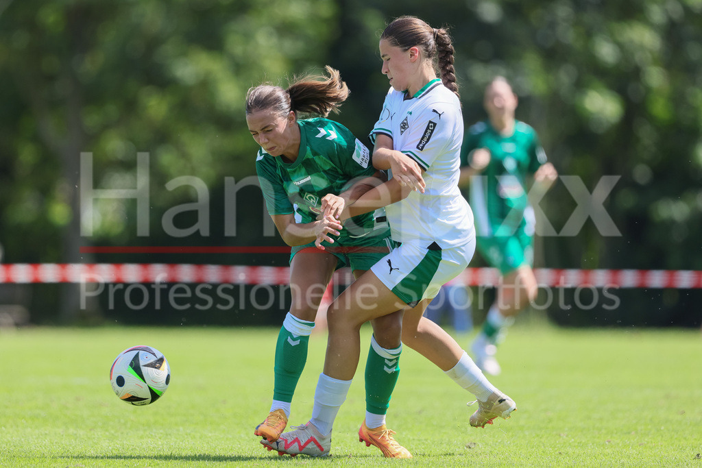 Fussball, Testspiel Frauen, Borussia Mönchengladbach - SV Werder Bremen | v.li.: Maja Sternad (SV Werder Bremen, 11) und Maresa Arici (Borussia Mönchengladbach, 8) im Zweikampf, Duell, Dynamik, Aktion, Action, Spielszene
