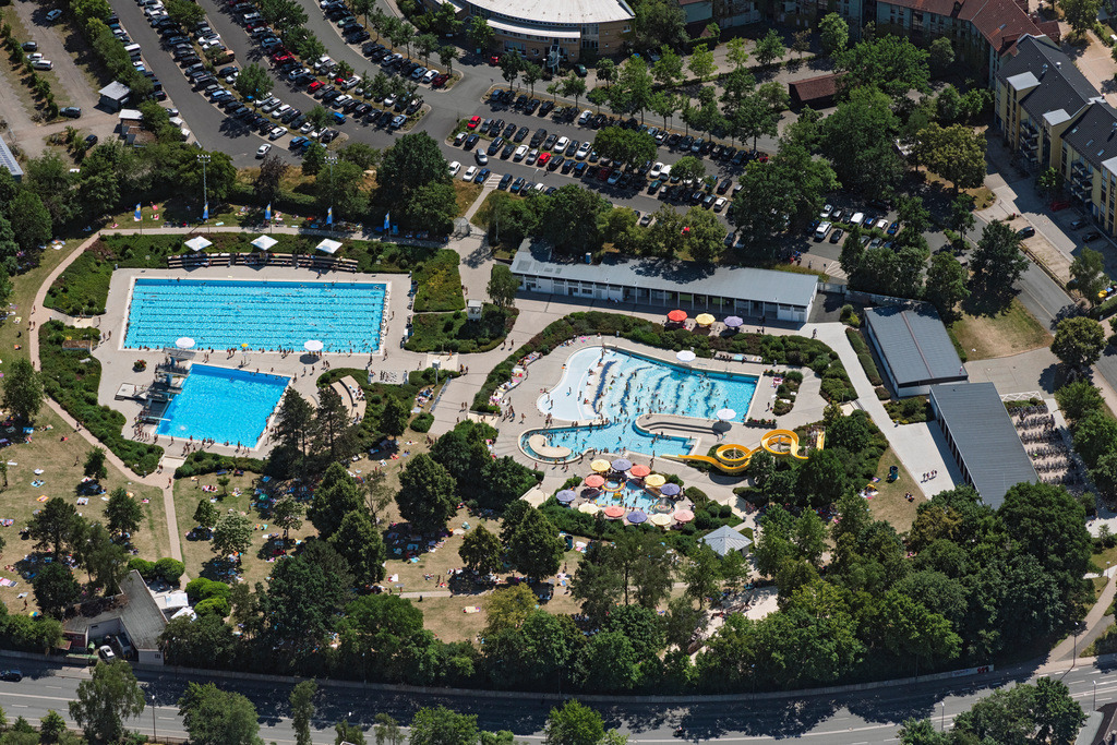 dr__0204065.jpg | BAYREUTH 08.07.2023 Offenes Schwimmbecken des Freibades Kreuzsteinbad Bayreuth an der Universitätsstraße in Bayreuth im Bundesland Bayern, Deutschland. // Swimming pool of the Kreuzsteinbad Bayreuth on street Universitaetsstrasse in Bayreuth in the state Bavaria, Germany. Foto: Daniel Reiter