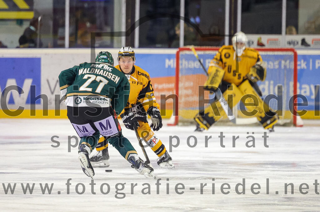 2025-11-02_021_TSV_Erding_gegen_EV_Fuessen | Erding, Deutschland, 02.11.2025:Eishockey, Oberliga Süd 2025 / 2026, 15. Spieltag, TSV Erding gegen EV Füssen, Endergebnis: 2:6Mark Waldhausen (Erding Gladiators, #27)Foto: Christian Riedel / fotografie-riedel.net