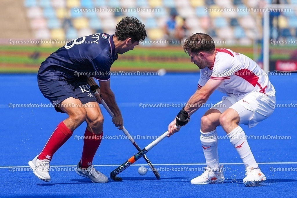 xydrx12082501027 | 12.08.2025, xydrx, Herren EuroHockey Championship 2025, Gruppenphase, Gruppe B, Frankreich - England, Sparkassenpark Mönchengladbach: Eliot Curty (Franzoesische Feldhockey Nationalmannschaft #18) im Zweikampf gegen Zachary Wallace (Englische Feldhockey Nationalmannschaft #7)