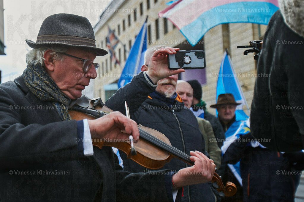 #IndyBerlin23 - Demonstration für schottische Unabhängigkeit | Rund 60 Personen ziehen am 11.03.2023 mit einer Demonstration vom Brandenburger Tor an der Britischen Botschaft vorbei zum Roten Rathaus, um die Unabhängigkeit Schottlands zu fordern.

On March 11, 2023, approx. 60 people rally in support of the Scottish independence, marching from Brandenburg Gate via the British Embassy to the Red Town Hall.  - Realisiert mit Pictrs.com