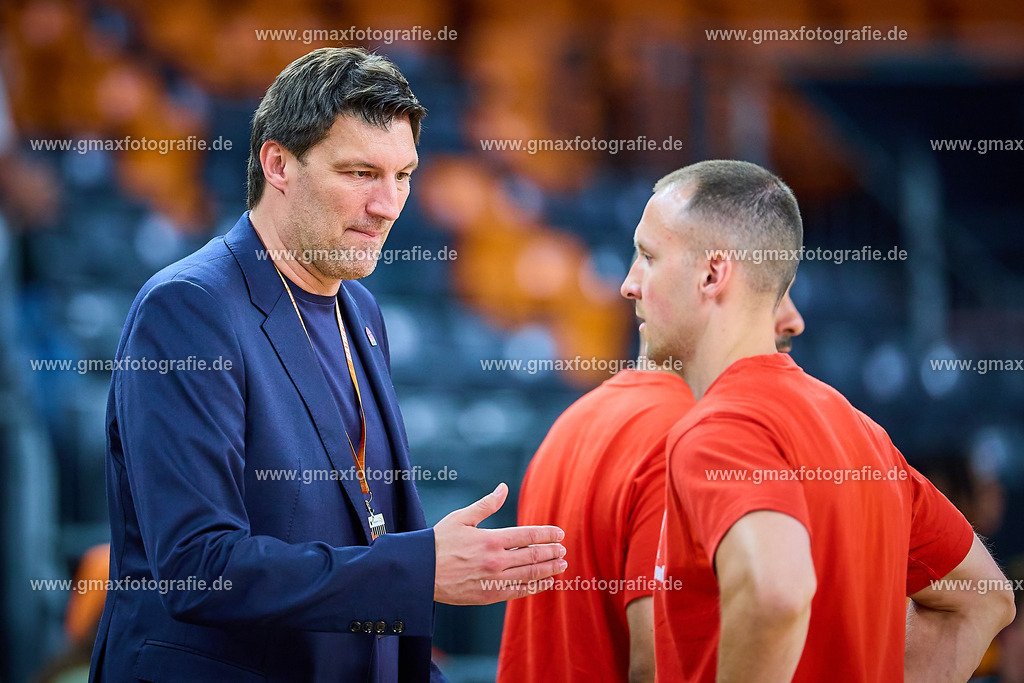GER, ratiopharm ulm gegen FC Bayern, Basketball, 2. PlayOff, Finale, EasyCredit Bundesliga, Spielzeit 2024/2025, 18.06.2025 | Adrian Sarmiento (FC Bayern, Chief Strategy Officer) im Gespraech mit Ivan Pijanec  (FC Bayern, Athletic Coach)GER, ratiopharm ulm gegen FC Bayern, Basketball, 2. PlayOff, Finale, EasyCredit Bundesliga, Spielzeit 2024/2025, 18.06.2025Foto: Eibner-Pressefoto/Gerald Oelze-de Stoppany
