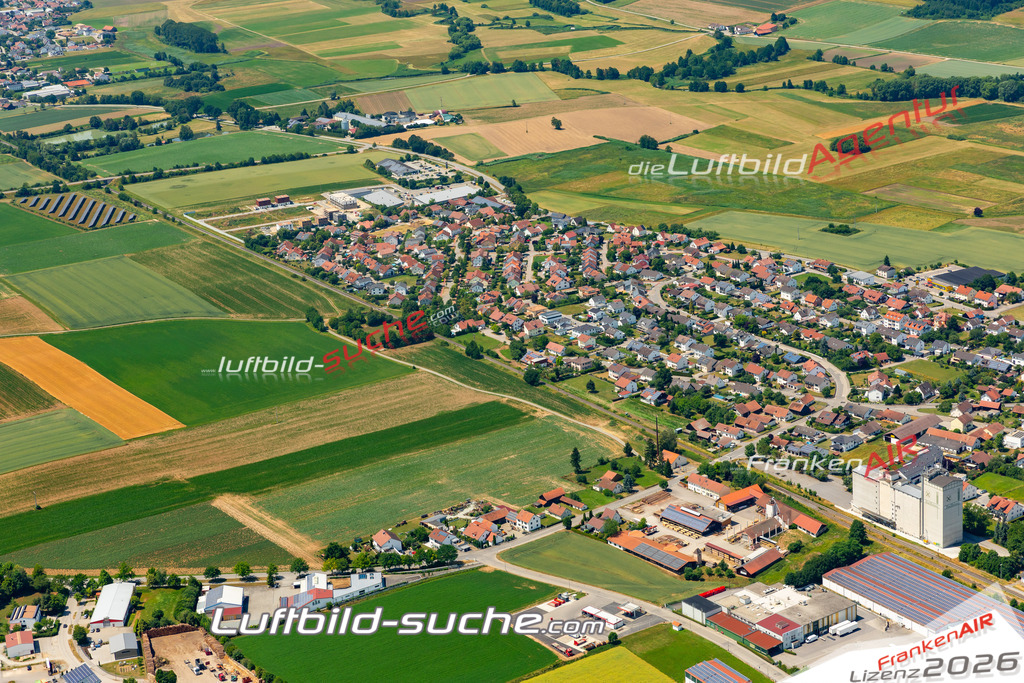 Das Luftbild zeigt :  Geiselhöring - Die Luftaufnahme wurde 2023 vom UL-Flugzeug aus erstellt ( keine Drohne ) - Hochauflösende Luftaufnahme - Für grossformatige Ausdrucke geeignet. Die Geschenkidee !Mit Lizenz und Bildrechte bestellbar