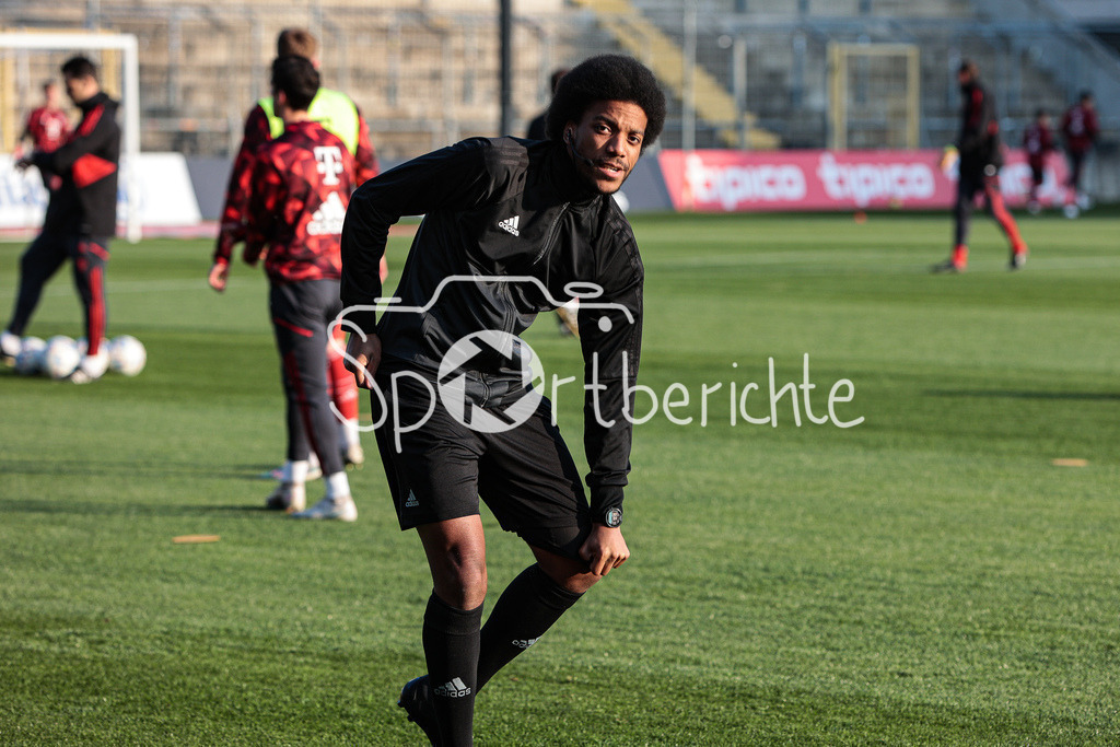 FC Bayern Amateure - FC Augsburg II | Schiedsrichter Kenny ABIEBA macht sich vor der Partie noch warm