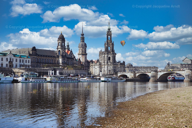 Hofkirche Dresden | Blick vom Elbufer zur Hofkirche - Realisiert mit Pictrs.com