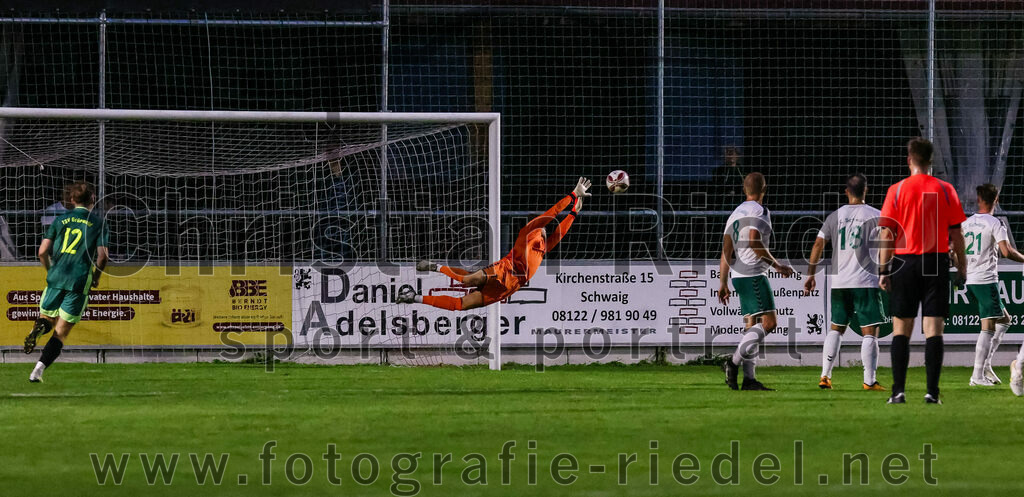 2023-09-01_118_FC_Schwaig_gegen_TSV_Gruenwald | Oberding, Deutschland, 01.09.2023:
Fußball, Landesliga Südost 2023 / 2024, 9. Spieltag, FC Schwaig gegen TSV Grünwald, Endergebnis: 3:1

Luis Müller (TSV Grünwald, #12), Torwart Franz Hornof (FC Schwaig, #1), Nils Wölken (FC Schwaig, #8), Nils Ehret (FC Schwaig, #18), Leon Roth (FC Schwaig, #21)

Foto: Christian Riedel / fotografie-riedel.net