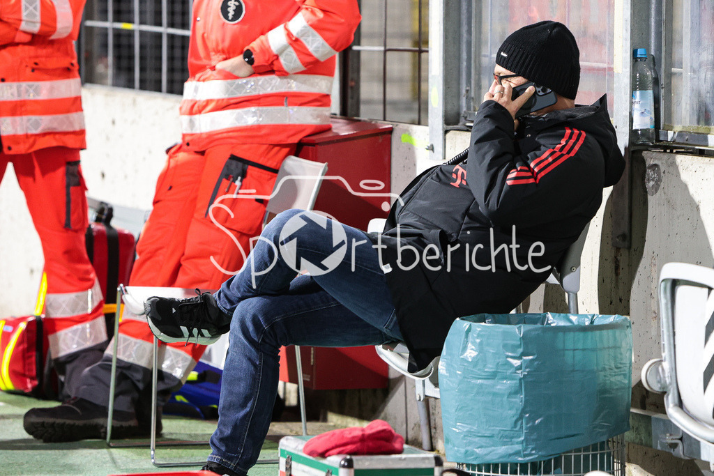 FC Bayern Amateure - 1. FC Schweinfurt | Sebastian DREMMER beim telefonieren