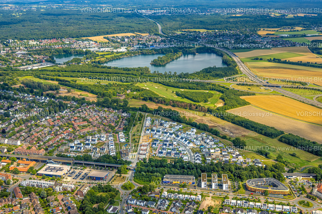 Duisburg250705721Sued | Luftbild, Duisburg-Süd, Wohngebiet Angerbogen, Am Alten Angerbach, halbkreisförmige Neubau-Wohnsiedlung, Gewerbegebiet Xella International GmbH und Edeka E-Center Angerbogen, überdachter Bahnhof Angerbogen, hinten der Rahmer See, Huckingen, Duisburg, Ruhrgebiet, Nordrhein-Westfalen, Deutschland