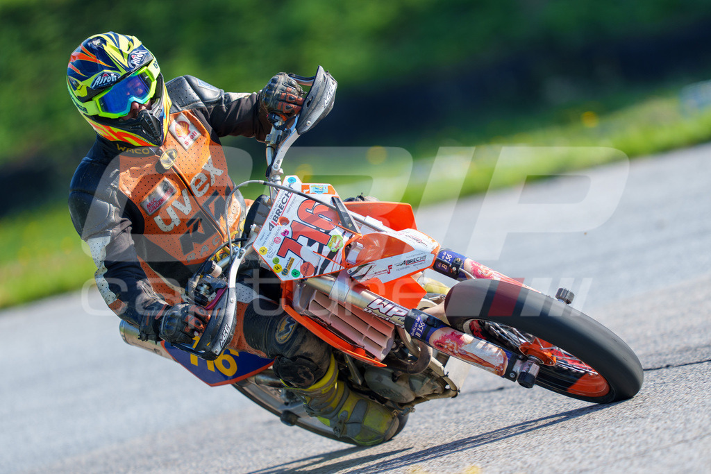 SuperMoto_Staatsmeisterschaft_Greinbach_054 | GRIPcapture steht für authentische Sportfotografie in Österreich – für Momente, die mehr sind als Geschwindigkeit oder Ergebnis. Es geht um Emotion, Spannung, Fokus und den Augenblick, der oft nur einen Wimpernschlag dauert.Ob Motorsport, Teamsport oder 