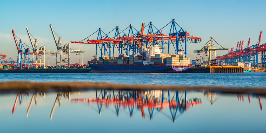 10241109 - Blick auf das Terminal Burchardkai | Das Containerterminal Burchardkai im Hamburger Hafen mit einer Wasserspiegelung.