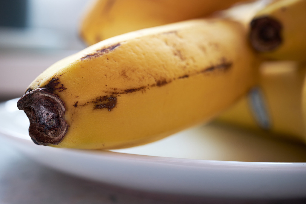 gelbe Bananen auf einem weissen Teller | Wien, Austria - March 21, 2023: gelbe Bananen auf einem weissen Teller. - Realisiert mit Pictrs.com